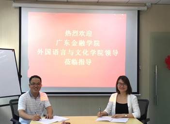 说明: D:\0122cc太阳成集团\实践教学及实习基地建设\2019广金公司举行实习基地签约授牌仪式\黄经理签约.jpg